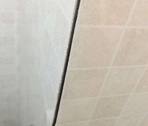 德令哈瓷砖空鼓维修公司分享阳台瓷砖脱落的修复过程可以分为以下几个步骤